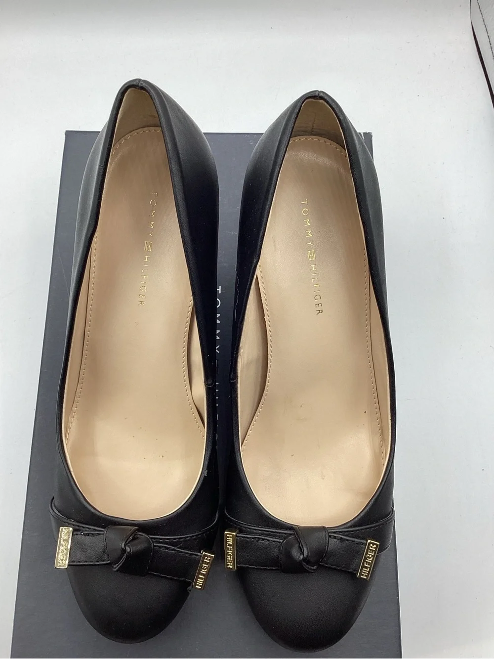 Tommy Hilfiger Black Leather Mid-Heel Pumps with Gold Accent Women’s size 6M